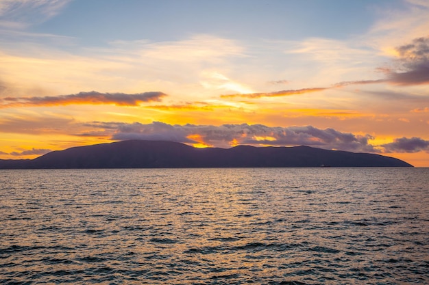 Pôr-do-sol no mar Adriático na cidade de Vlore com palmeiras e passeio