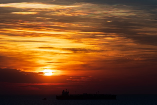 Foto pôr do sol no mar colorido