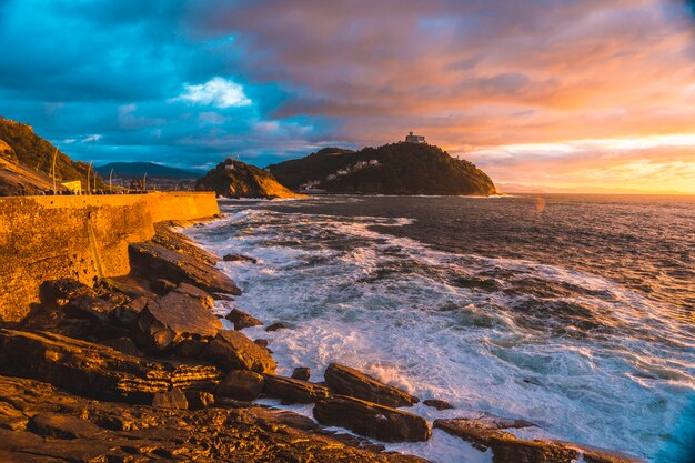 Pôr do sol no mar da cidade de san sebastián, guipúscoa. país basco