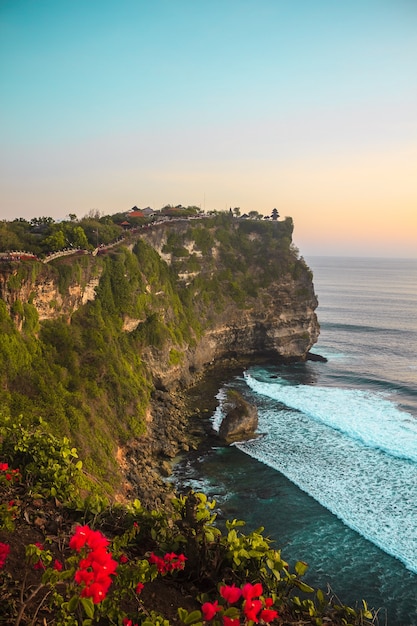 Pôr do sol no mar e as ondas do Oceano Índico perto das falésias Uluwatu Bali, na Indonésia