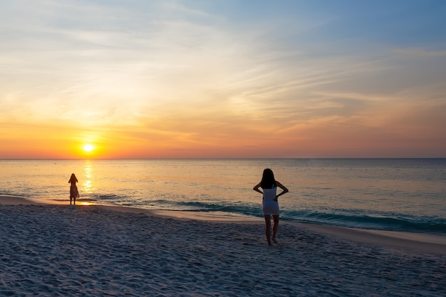 Pôr do sol no mar em Ko Samet, Tailândia