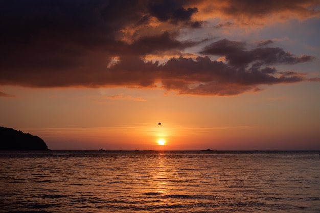 Pôr do sol no mar em Langkawi, céu colorido com nuvens