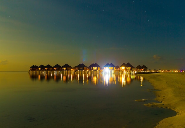 Pôr do sol no mar em MaldivesxAxA