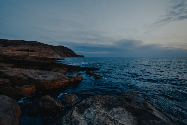 Pôr do sol no mar em tons de azuis