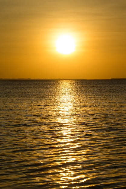 Pôr do sol no mar em Zanzibar