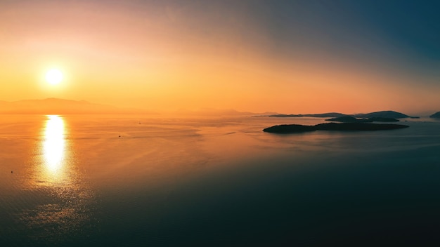 Pôr do sol no mar Jônico na Grécia