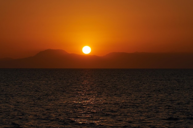 Pôr do sol no mar mediterrâneo