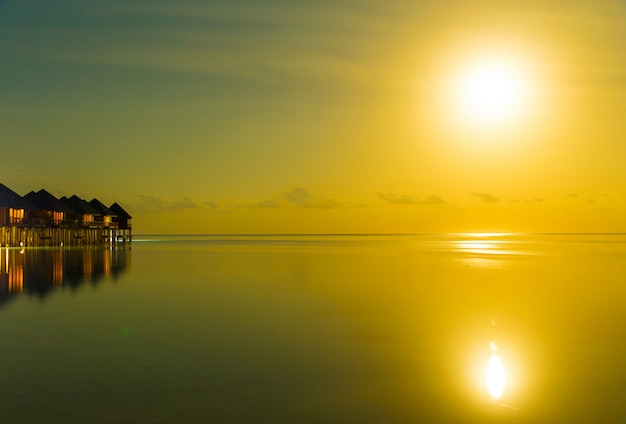 Pôr do sol no mar nas Maldivas