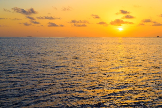 Pôr do sol no mar nas maldivas