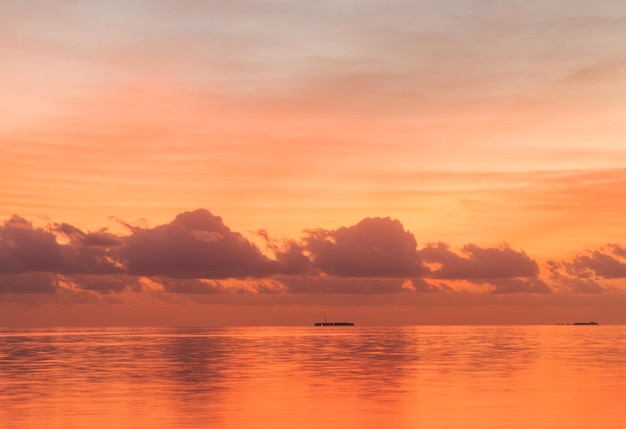 Pôr do sol no mar nas Maldivas