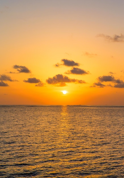 Pôr do sol no mar nas Maldivas