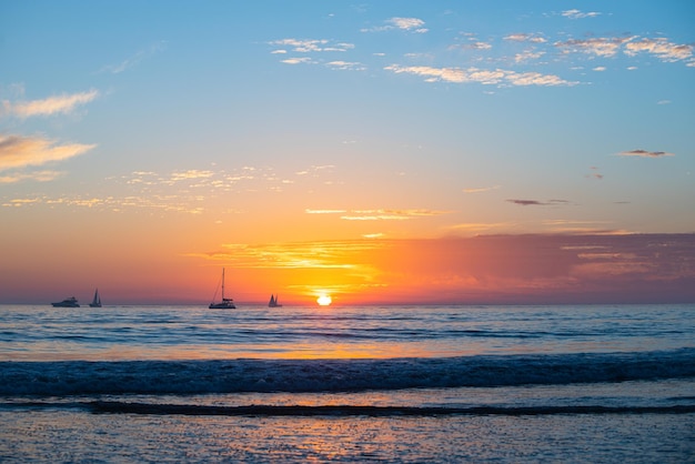 Pôr do sol no mar, nascer do sol na praia, fundo colorido da paisagem da natureza do oceano com espaço de cópia