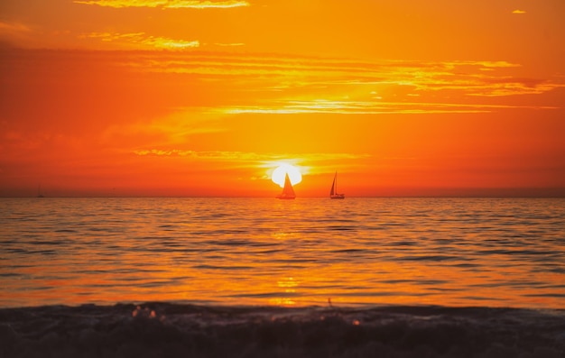 Pôr do sol no mar, nascer do sol na praia, fundo colorido da paisagem da natureza do oceano com espaço de cópia