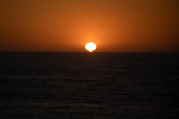 Pôr do sol no mar. Nascer do sol na praia. Oceano colorido, fundo de paisagem de natureza com espaço de cópia.