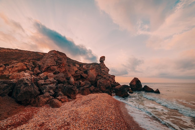 Foto pôr do sol no mar vista panorâmica do mar litoral rochoso e praia de areia céu dourado e fundo de viagem ao ar livre do sol praias do general crimeia