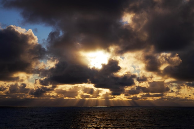 Pôr do sol no meio do mar do Norte