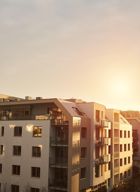 Pôr do sol no moderno distrito de casas planas de baixo crescimento imobiliário europeu contemporâneo com apartamentos loft