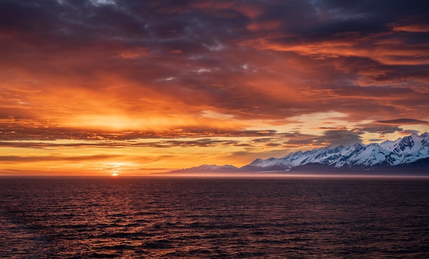 Pôr do sol no Mt Fairweather e no Parque Nacional Glacier Bay, no Alasca