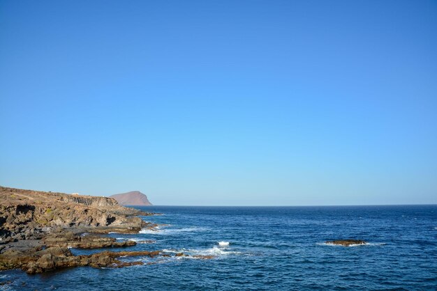 Pôr do sol no Oceano Atlântico com uma montanha ao fundo El Medano Tenerife Ilhas Canárias Espanha