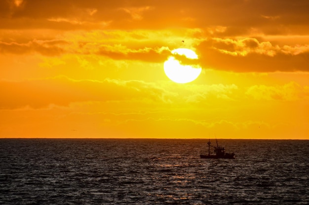 Pôr do sol no Oceano Atlântico em Tenerife Ilhas Canárias Espanha