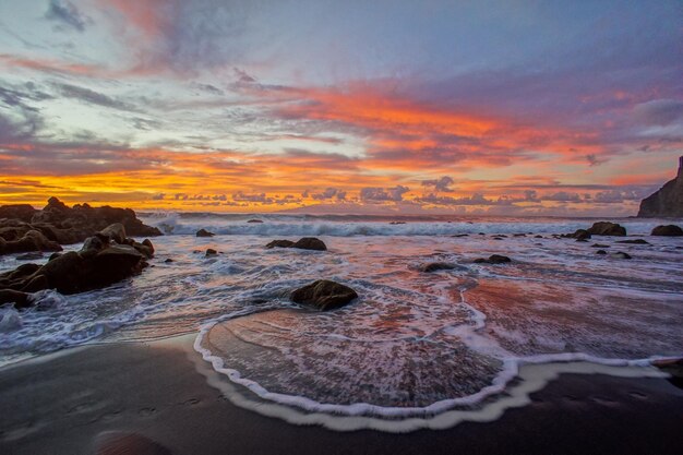 Pôr do sol no Oceano Atlântico em Tenerife Ilhas Canárias Espanha