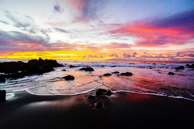 Pôr do sol no Oceano Atlântico em Tenerife Ilhas Canárias Espanha