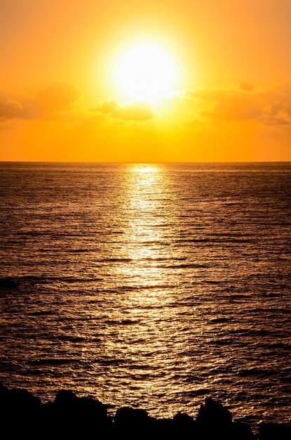 Foto pôr do sol no oceano atlântico em tenerife ilhas canárias espanha