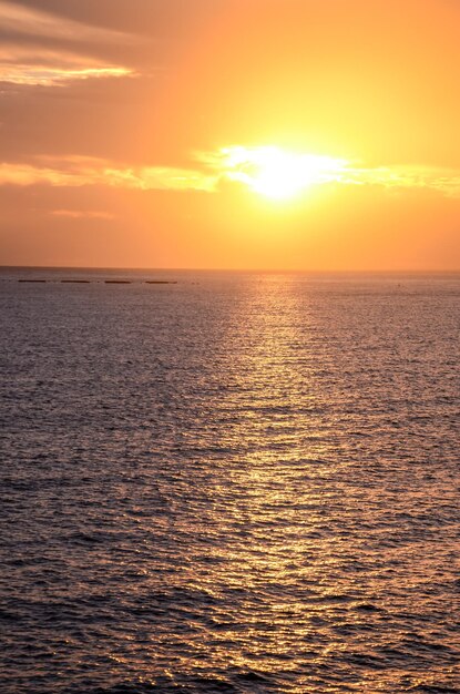 Foto pôr do sol no oceano atlântico em tenerife ilhas canárias espanha
