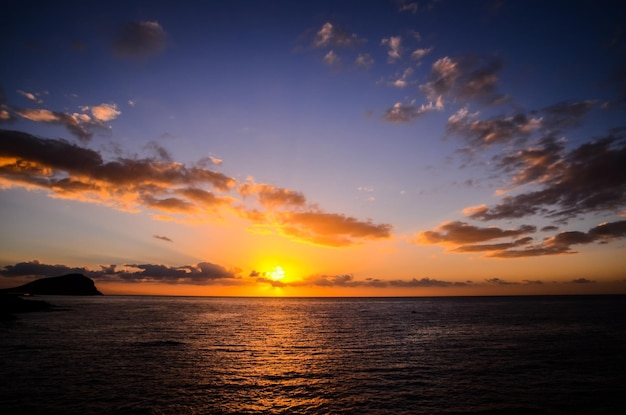 Pôr do sol no Oceano Atlântico em Tenerife Ilhas Canárias Espanha