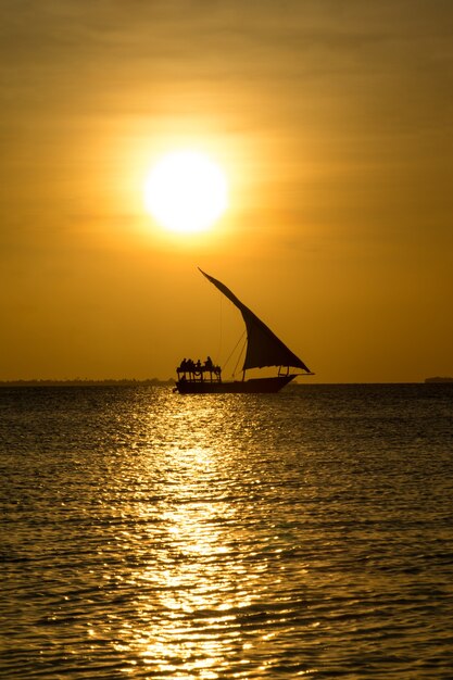 Pôr do sol no oceano em Zanzibar