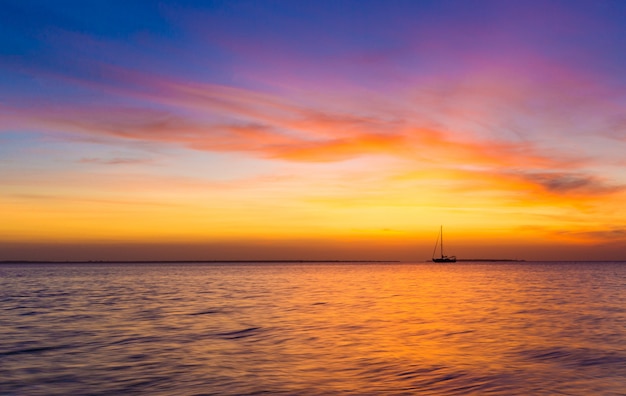 Pôr do sol no oceano em Zanzibar