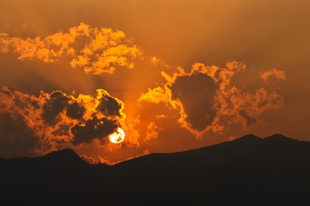 Pôr do sol no pico da montanha com nuvem