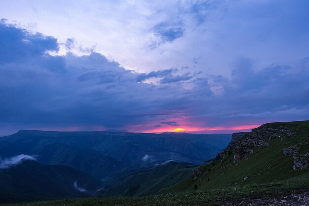 Pôr do sol no planalto Bermamyt na República KarachayCherkess Rússia Elbrus
