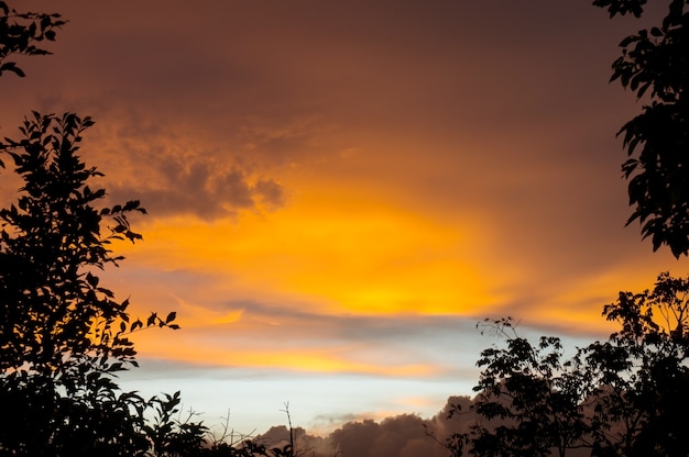 Pôr do sol no ponto de vista de Khao Rang Hill