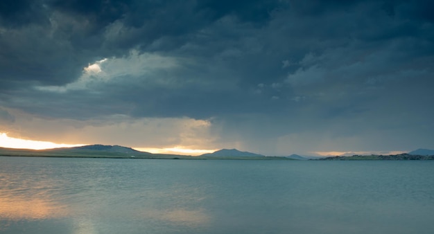 Pôr do sol no reservatório de onze milhas, Colorado.