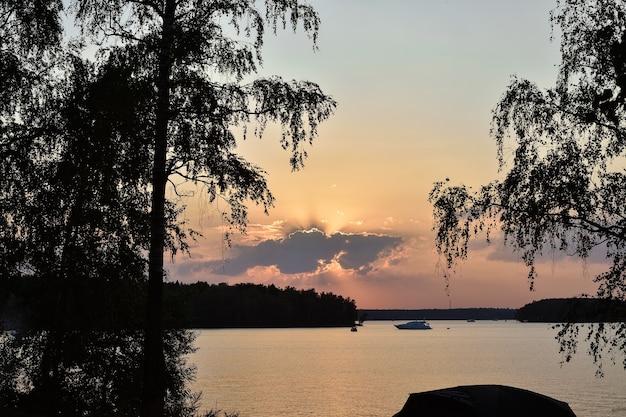 Pôr do sol no reservatório de Pestovo, pôr do sol no lago, natureza ao pôr do sol