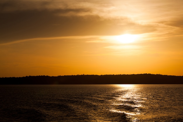 Pôr do sol no rio Amazonas