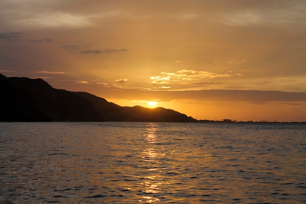 Pôr do sol no Rio Caribe, Venezuela