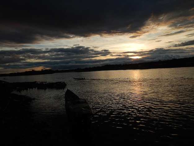 Pôr do sol no rio colombiano