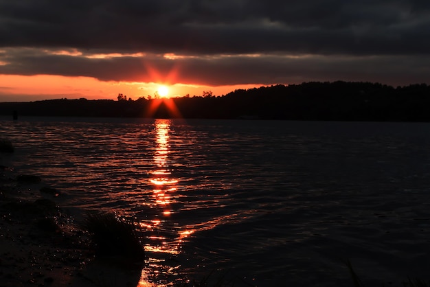 Pôr do sol no rio Água dourada à noite