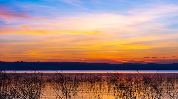 Foto pôr do sol no rio mun, barragem de lum chae, khonburi, nakhon ratichasima, tailândia