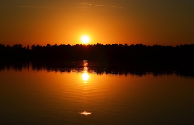 Pôr do sol no rio no verão