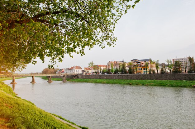 Por do sol no rio uzh na cidade uzhgorod, vista da ponte. transcarpathia, ucrânia europa