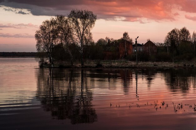 Pôr do sol no rio volga em myshkin