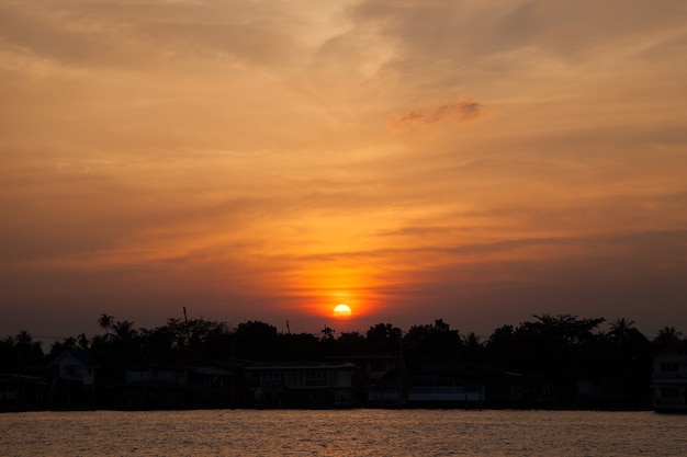 Pôr do sol no rio.