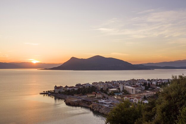 Pôr do sol no spa grego Loutra Edipsou na ilha de Evia Euboea no Mar Egeu na Grécia