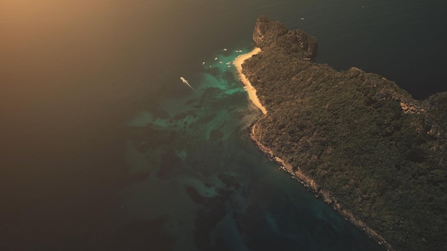 Foto pôr-do-sol no topo de uma ilha tropical montanhosa no golfo do oceano em vista aérea impressionante luz do pôr- do- sol