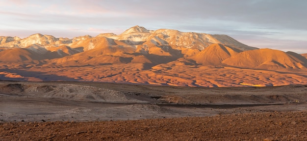 Pôr do sol no vale da lua (valle de la luna) perto de san pedro de atacama, no chile.