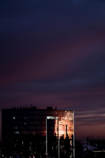 Pôr do sol no vidro de um prédio comercial