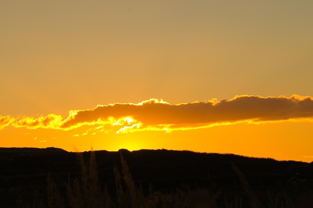 Pôr do sol nos arredores de Berlim O céu parece queimar